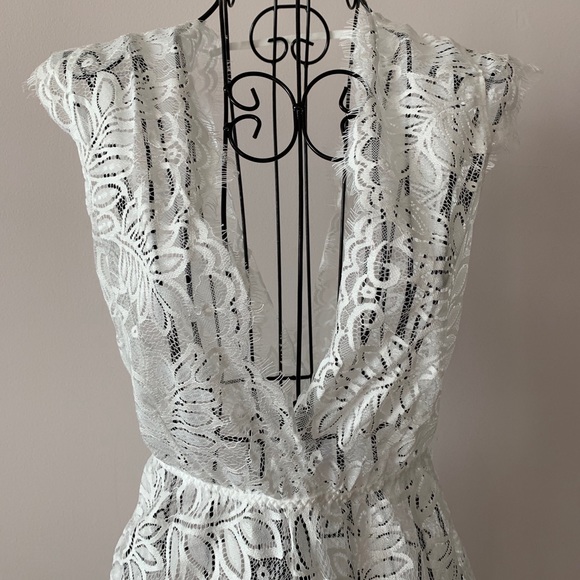 ♥️ White V-Neck Floral Sheer Lace Romper - Picture 5 of 10